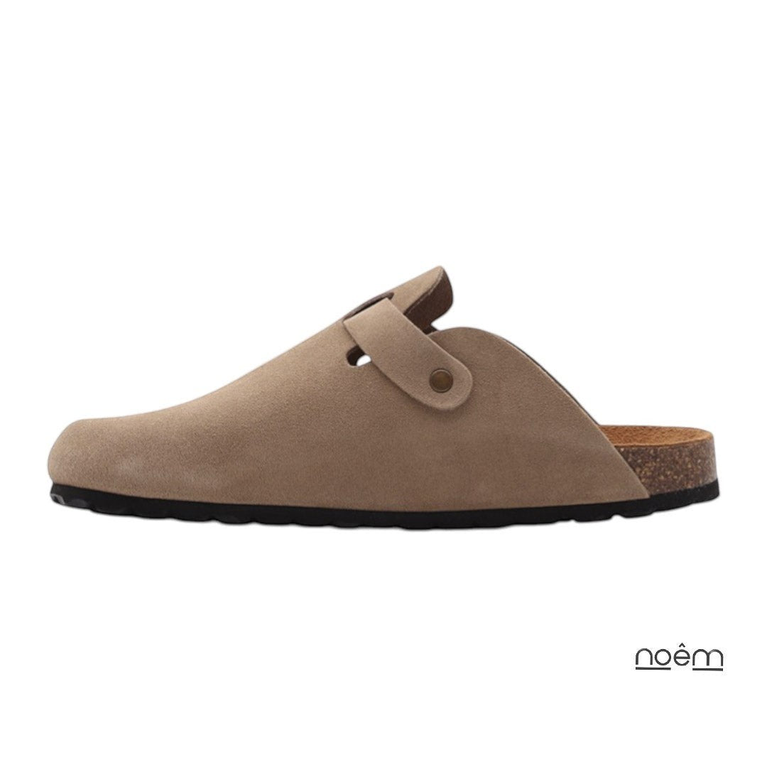 Zueco AUTENTI Serra Clog Beige de serraje con hebilla ajustable y suela de corcho. Fabricado en España.
