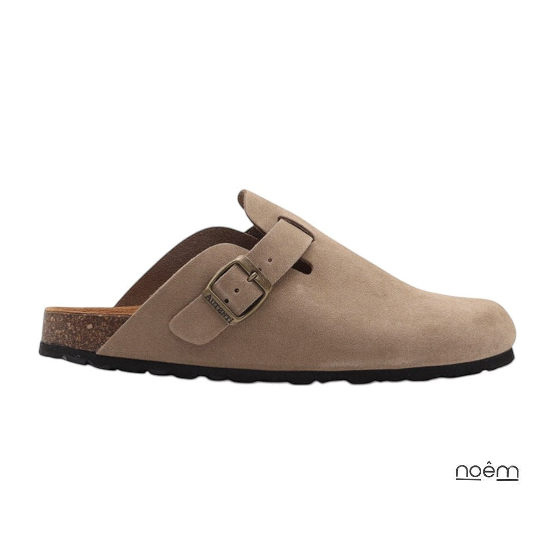 Zueco AUTENTI Serra Clog Beige de serraje con hebilla metálica ajustable y suela bio de corcho. Fabricado en España.