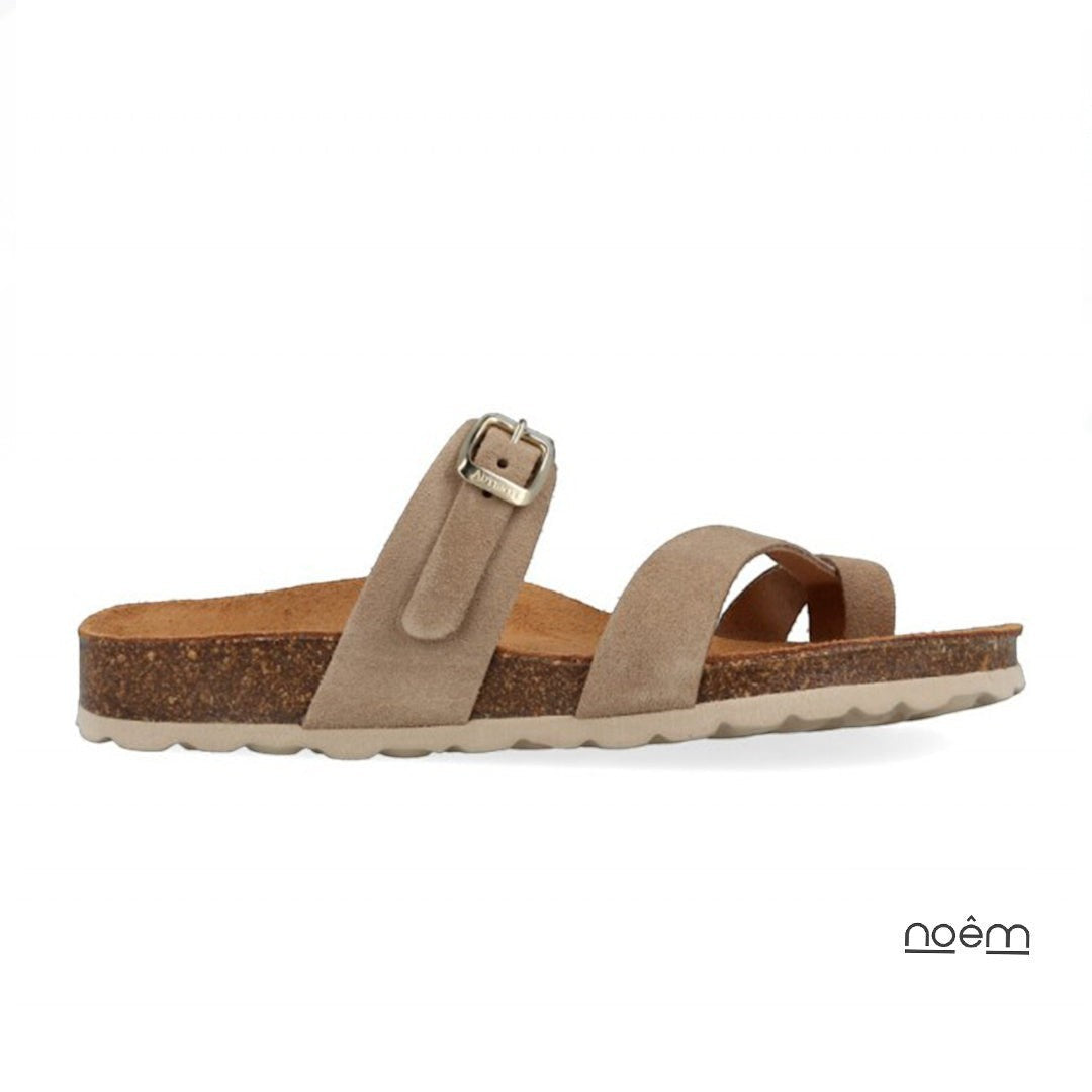 Sandalia Seja de Autenti en piel serraje beige con tiras finas, hebilla ajustable y suela bio anatómica.