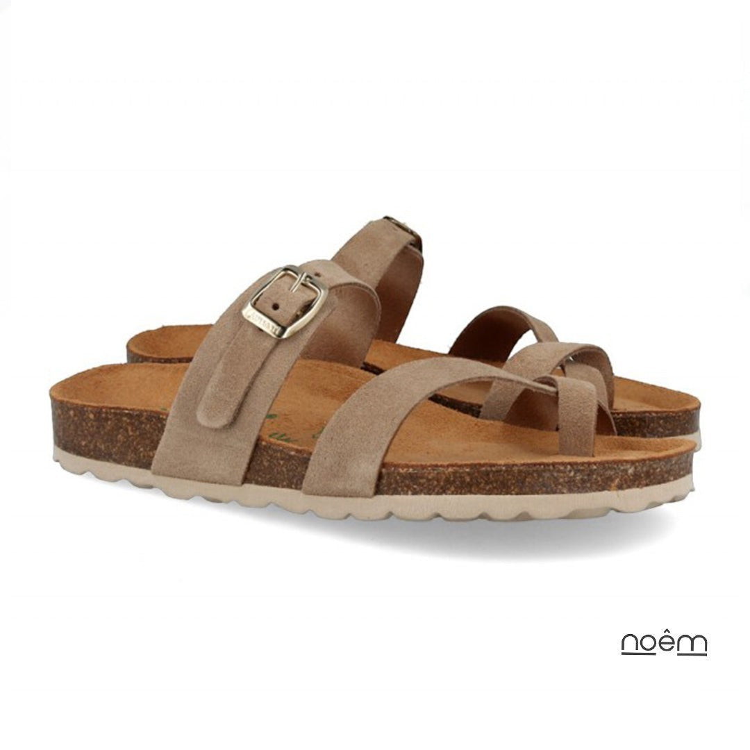 Sandalia Seja de piel de serraje en color beige con tiras finas y hebilla ajustable. Suela bio anatómica.