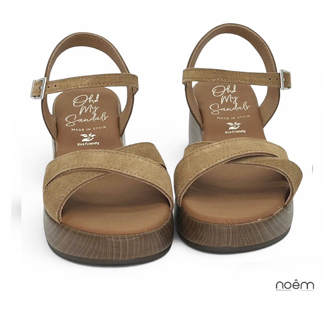 Sandalia de cuña camel de serraje con tiras cruzadas y cierre de hebilla. Fabricada en España.