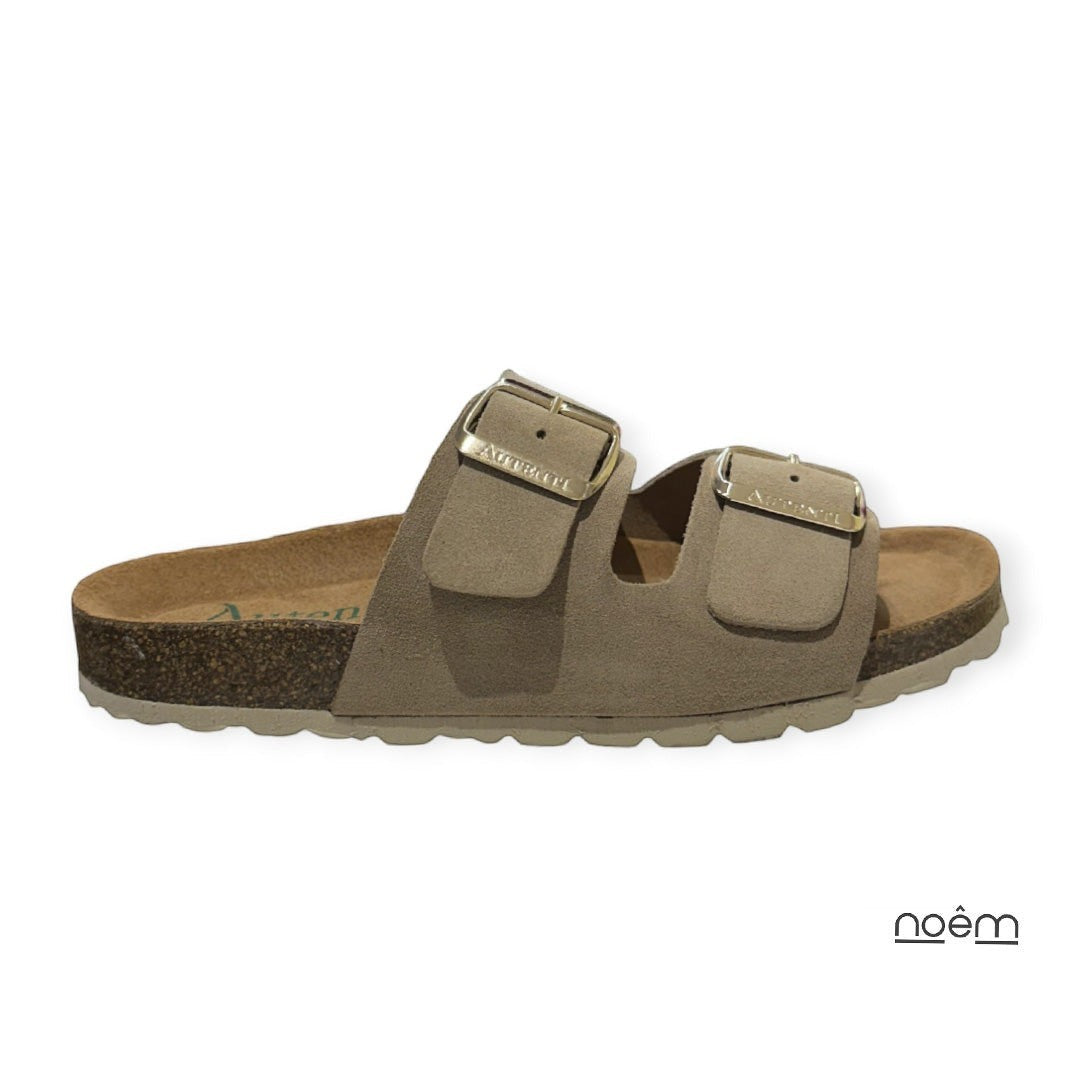 Sandalia AUTENTI Serra Beige de serraje con doble hebilla metálica ajustable y suela bio. Cómoda y natural.