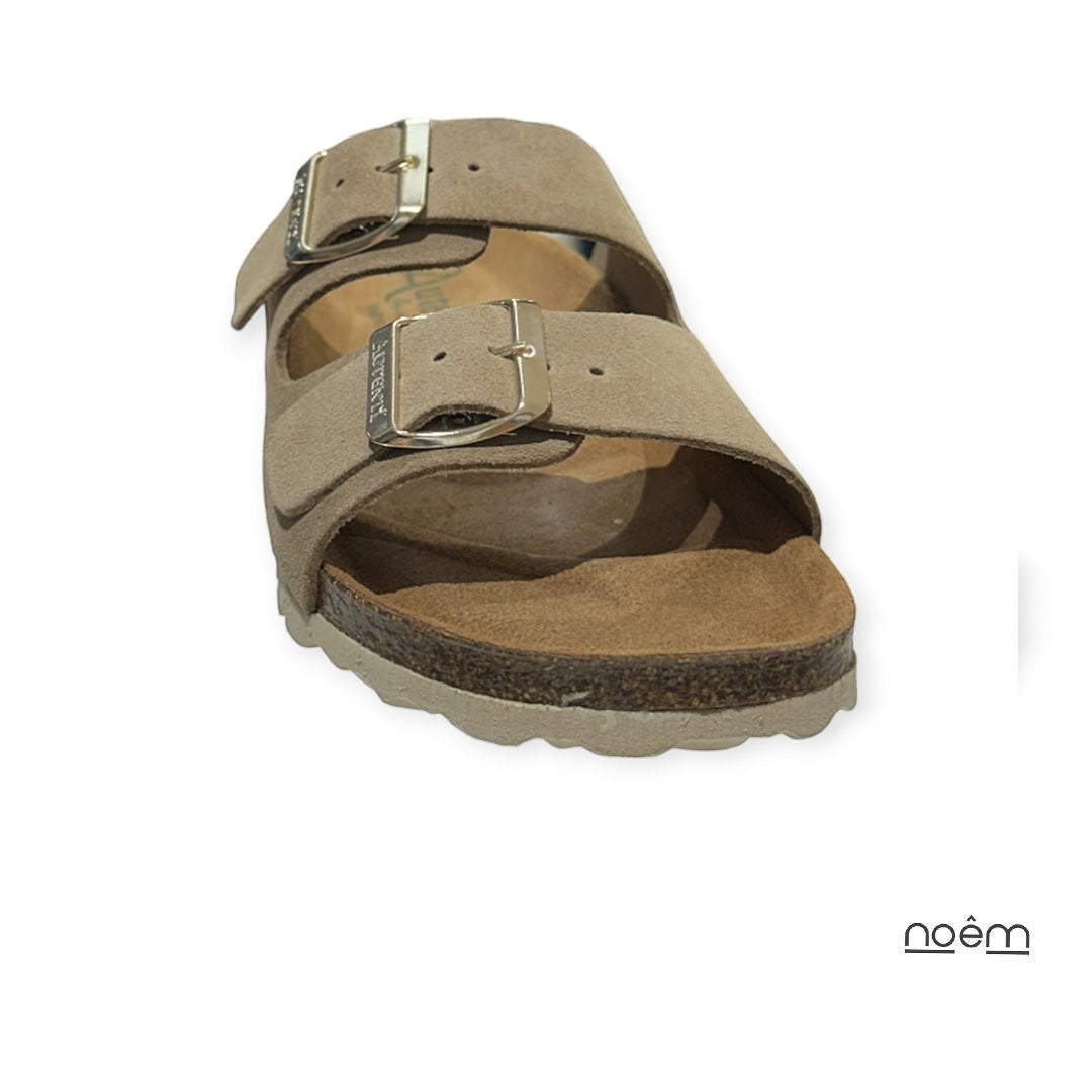 Sandalia AUTENTI Serra Beige de serraje con doble hebilla metálica ajustable y suela bio. Cómoda y natural.