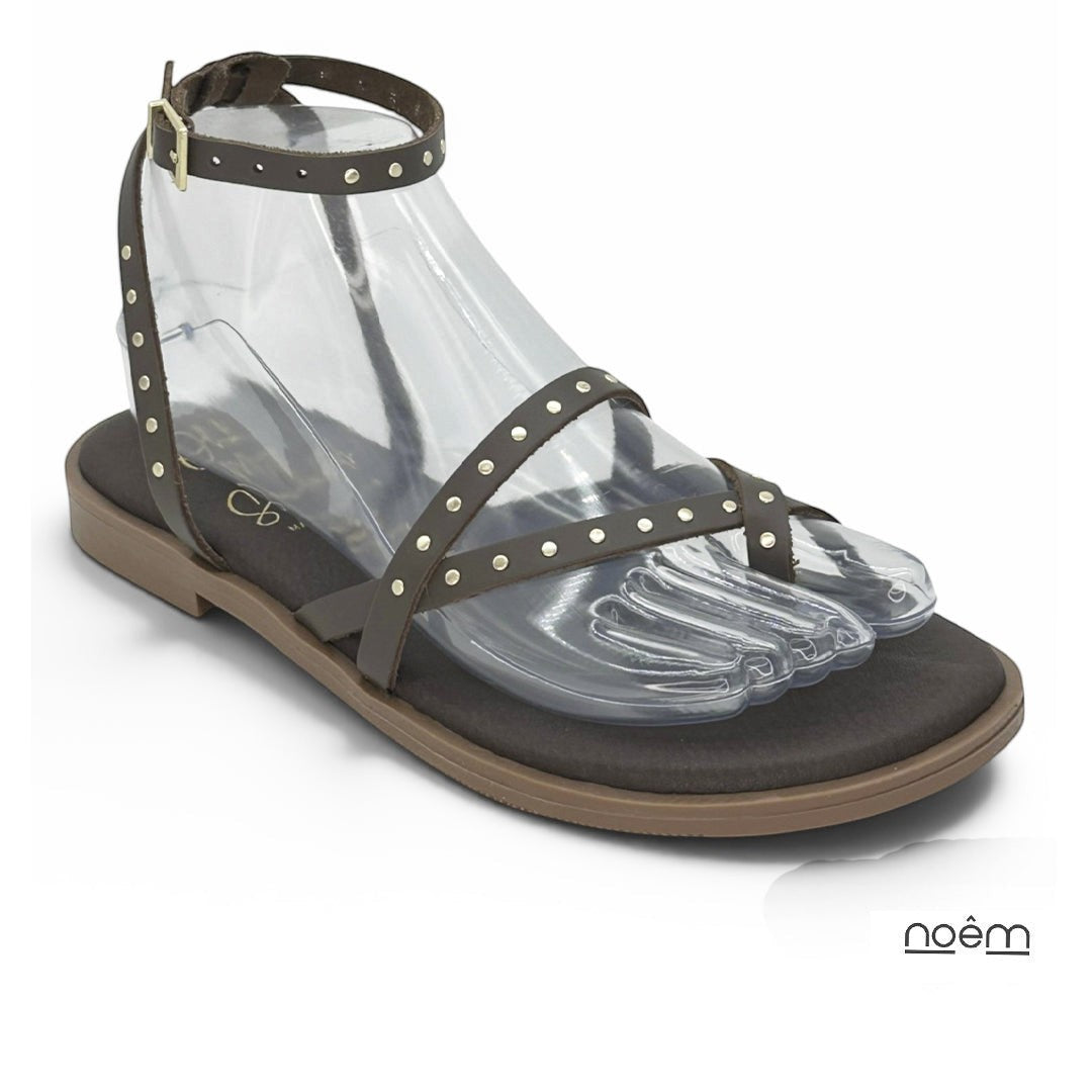 Sandalias planas de piel marrón chocolate para mujer de Noêm & Seque con tachas metálicas y tiras finas.