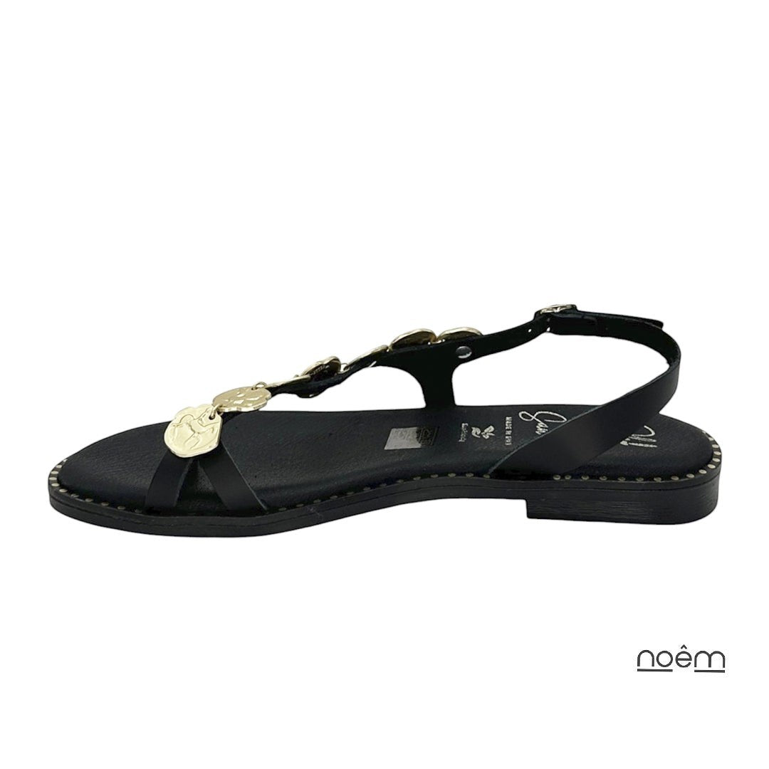 Sandalias planas negras de piel con detalle de monedas doradas y tira trasera ajustable de Noêm & Seque