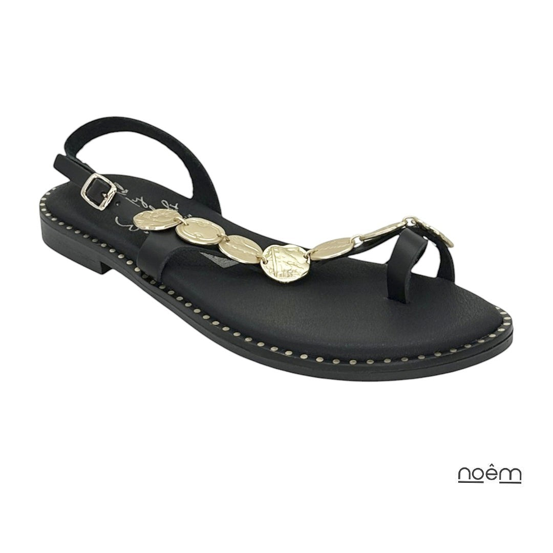 Sandalias planas negras de piel con detalle de monedas doradas y tira trasera ajustable de Noêm & Seque.