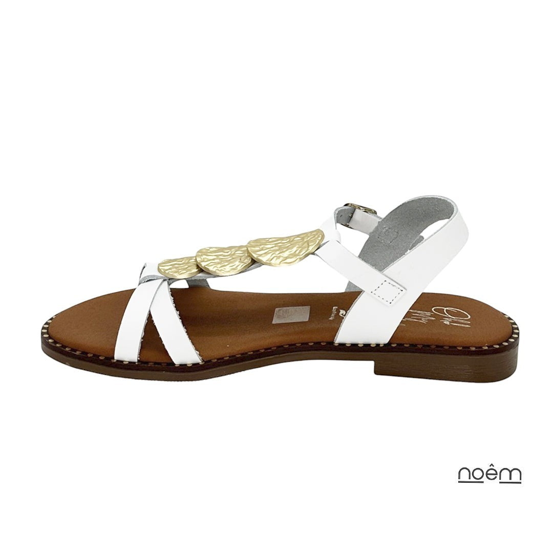 Sandalia blanca de piel de Oh My Sandals con detalle de discos dorados texturizados y cierre ajustable al tobillo.
