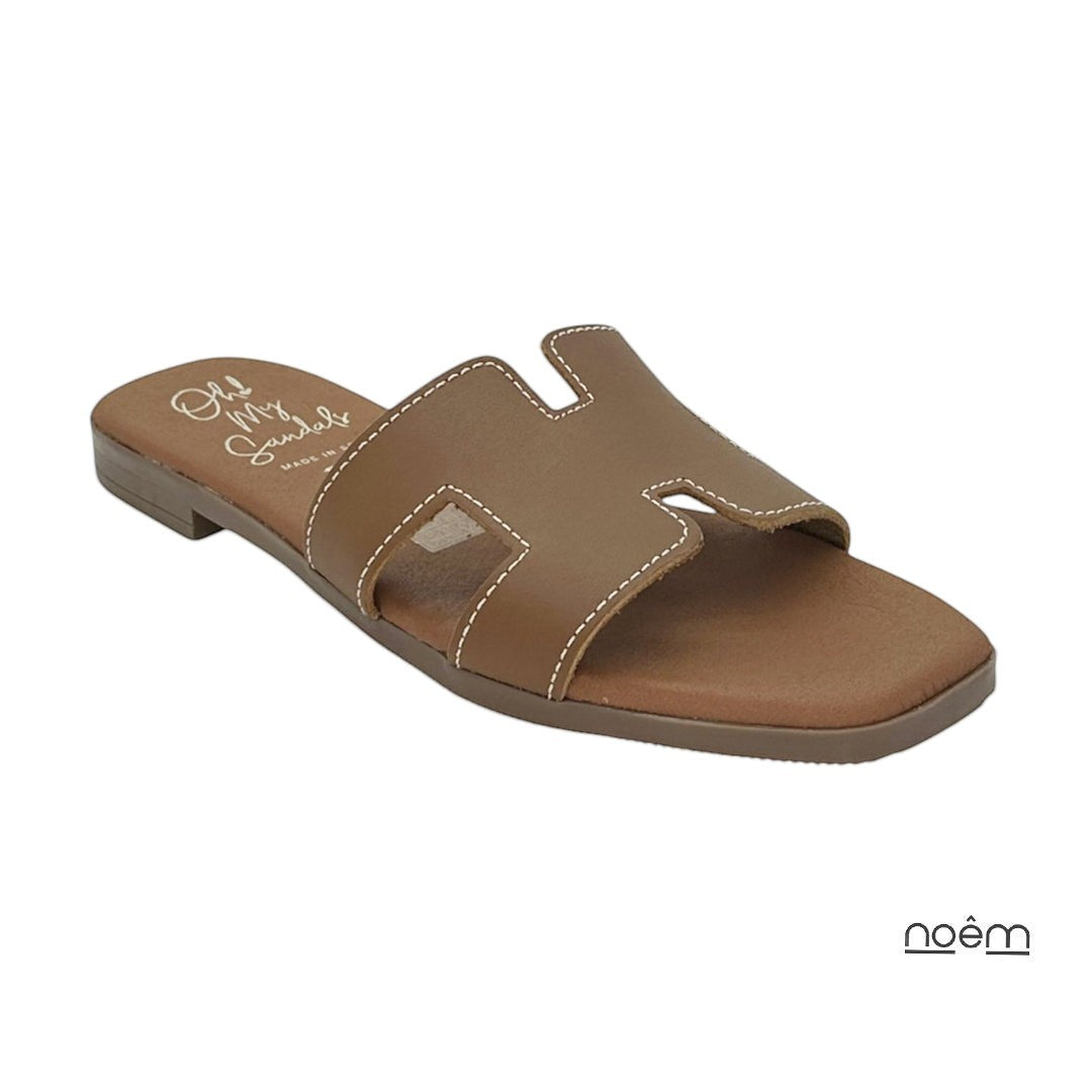 Sandalia plana de piel camel con pala troquelada y pespuntes blancos. Diseño minimalista de Oh My Sandals, fabricada en España.