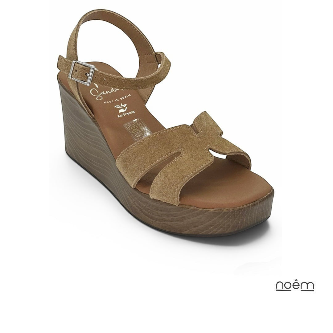 Sandalia de cuña Oh My Sandals en serraje camel con pala troquelada y cuña efecto madera. Cierre ajustable al tobillo. Fabricada en España.