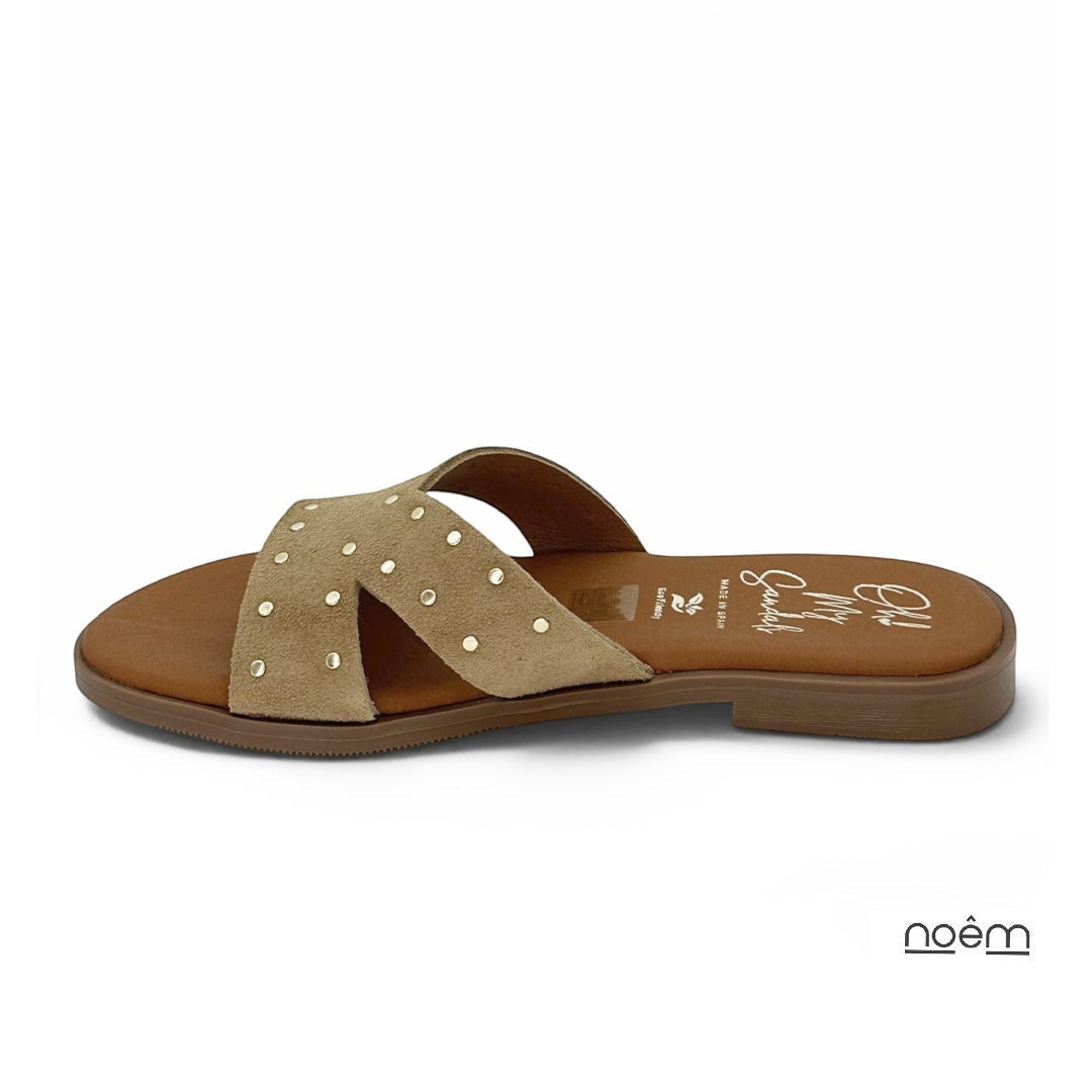 Sandalias planas camel de serraje para mujer Oh My Sandals, con tiras cruzadas y tachas metálicas. Plantilla cómoda.