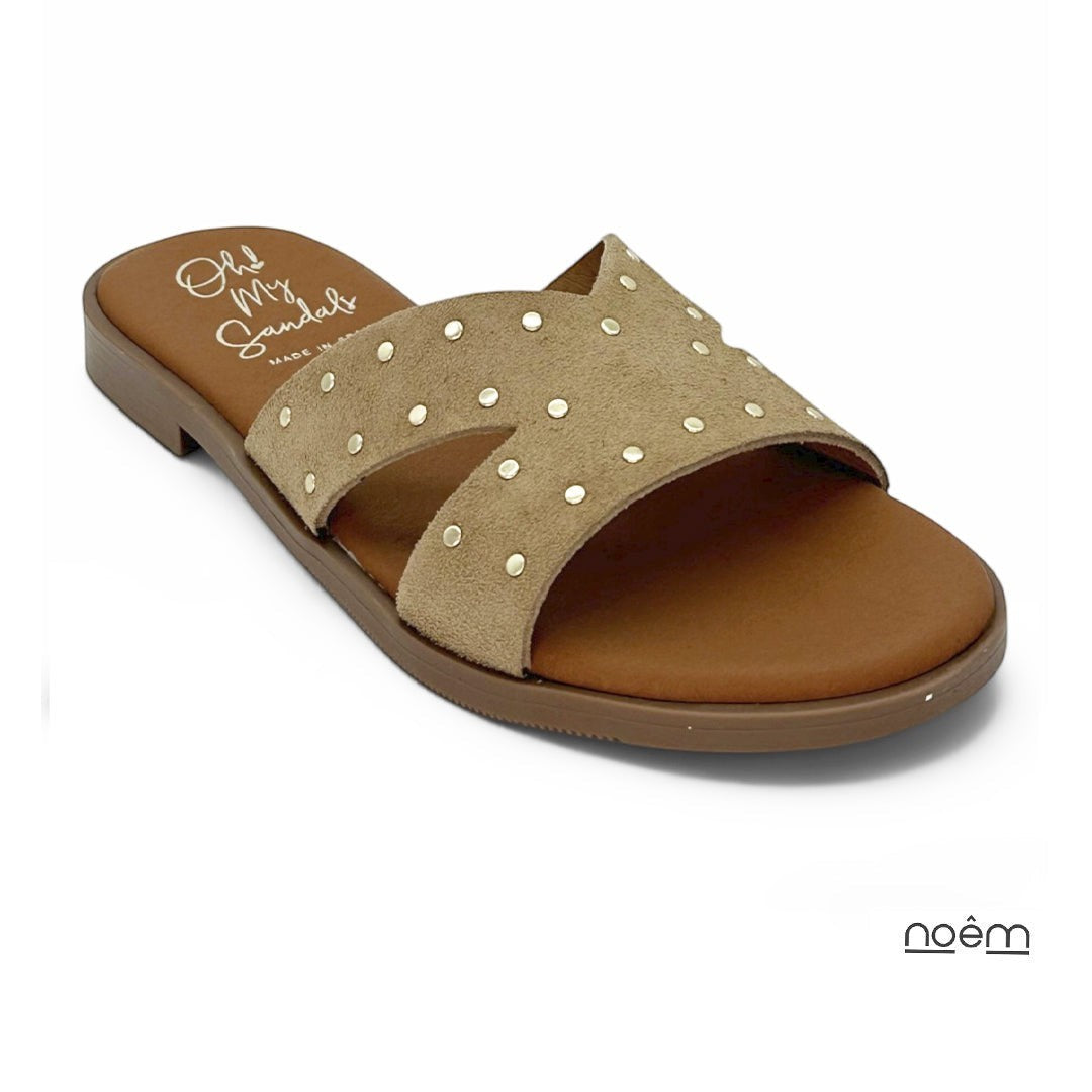 Sandalias planas camel de serraje para mujer Oh My Sandals, con tiras cruzadas y tachas metálicas. Plantilla cómoda.