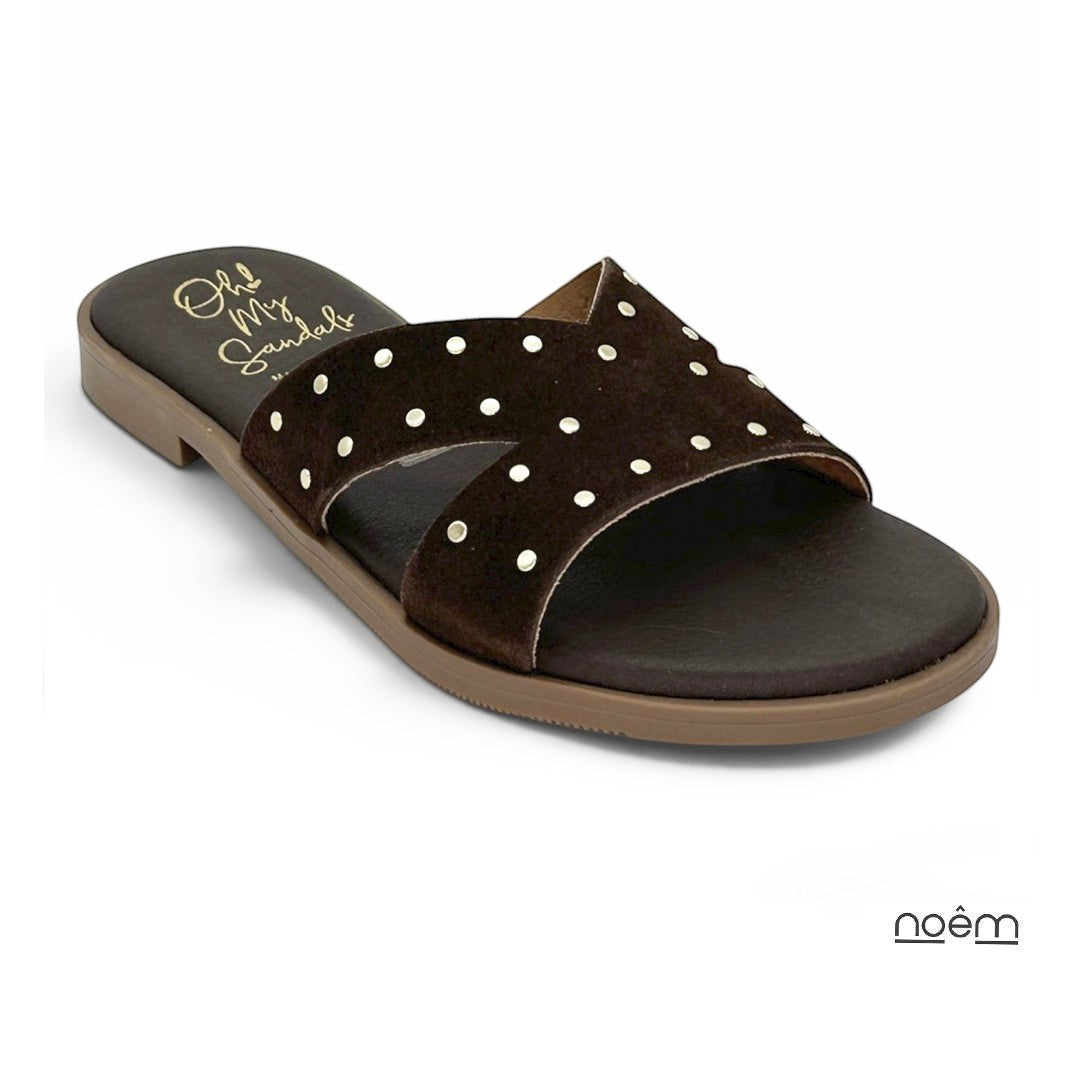 Sandalias planas de serraje marrón chocolate para mujer Oh My Sandals con tiras cruzadas y tachas metálicas.