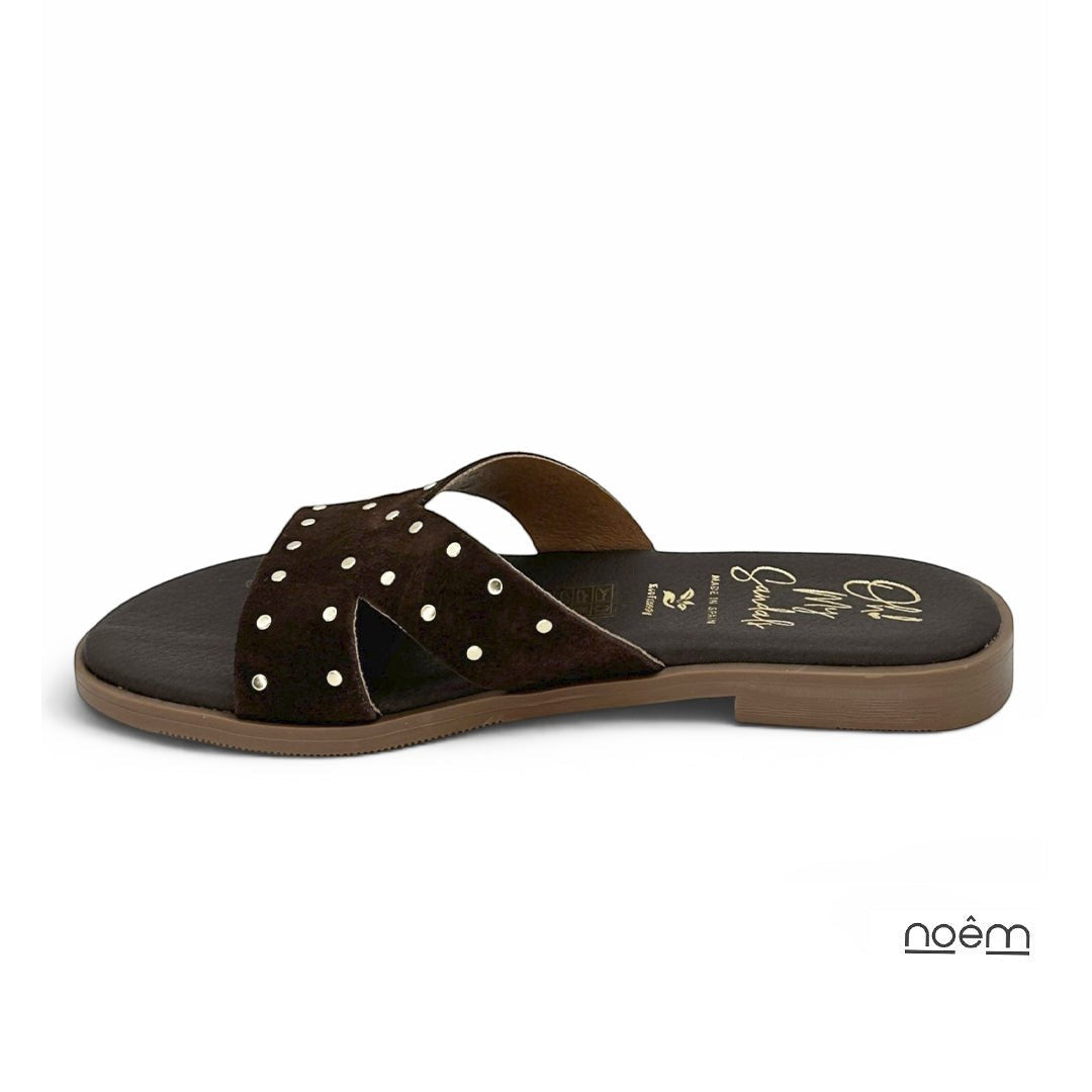 Sandalias planas de serraje marrón chocolate Oh My Sandals con tiras cruzadas y tachas metálicas. Fabricadas en España.