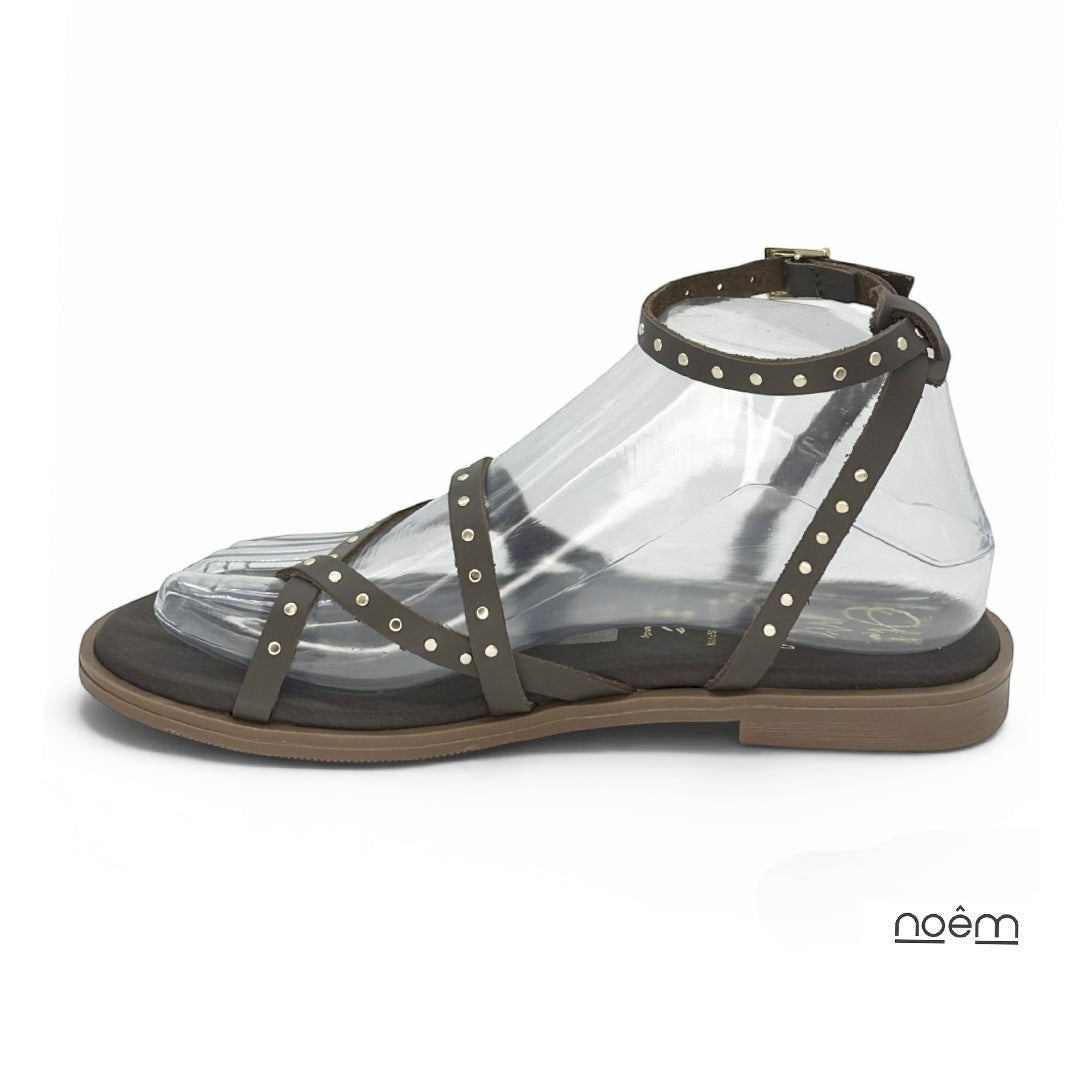 Sandalias planas de piel marrón chocolate para mujer Oh My Sandals con tachas metálicas y correa al tobillo.